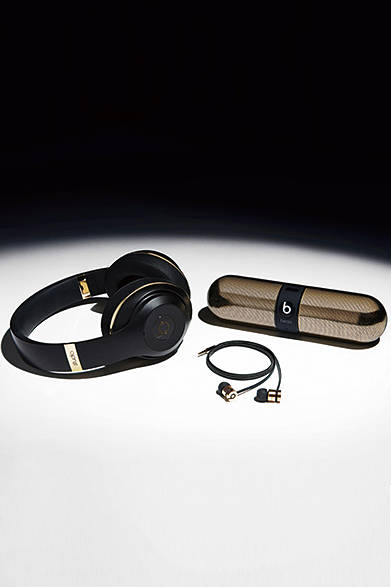 New Beats Studio Headphones x Alexander Wang　4万2667円（税抜）、Beats Portale Pill Speaker x Alexander Wang　3万円（税抜）、Urbeats In Ear Headphones X Alexander Wang　15万048円（税抜）