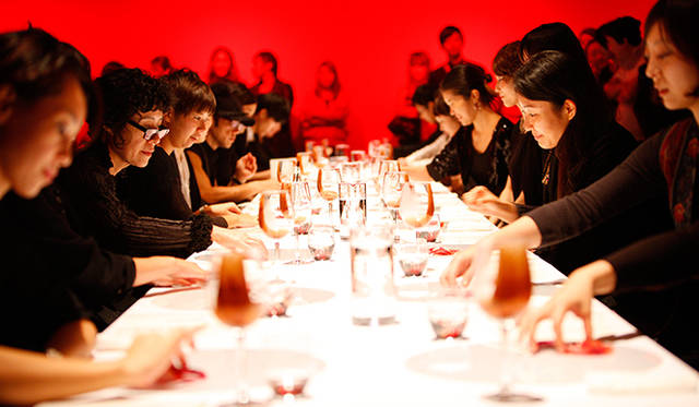 「ゲリラレストラン lost tongues」 ／ラフォーレミュージアム原宿、東京／2010年 Photograph by Tsukasa Nakagawa