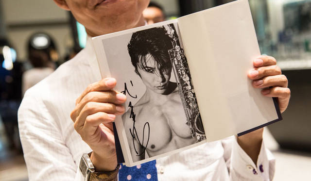 <strong> HANKYU MEN’S TOKYO｜阪急メンズ東京　</strong>「AUTUMN NIGHT」にて武田真治スペシャルライブ＆トークショー開催<br />武田真治氏の著書『優雅な肉体が最高の復讐である。』（幻冬舎刊）をめぐって、じゃんけん大会を開催！　勝利者にサイン入り本が贈られた