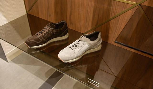 <strong>HANKYU MEN’S TOKYO｜阪急メンズ東京</strong>　地下1階 紳士靴売場<strong>「SANTONI （サントーニ）」</strong>　スニーカーもラインナップ