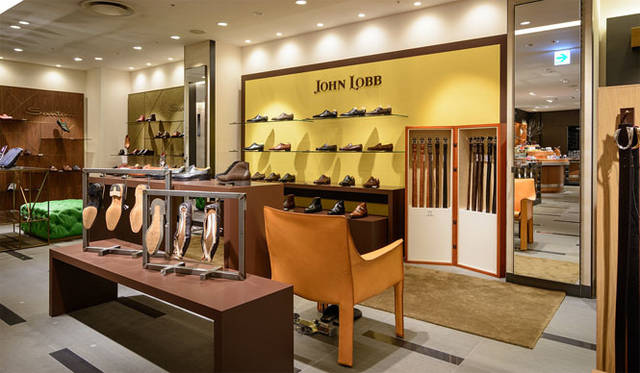<strong>HANKYU MEN’S TOKYO｜阪急メンズ東京</strong>　地下1階 紳士靴売場<strong>「JOHN LOBB（ジョンロブ）」</strong>　ジョンロブのロゴマーク「JL」に由来する、「J Lounge」スタイルのコーナーショップとして登場