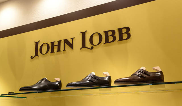 <strong>HANKYU MEN’S TOKYO｜阪急メンズ東京</strong>　地下1階 紳士靴売場<strong>「JOHN LOBB（ジョンロブ）」</strong>　オープン記念として、9月30日（火）までの期間にジョン ロブの靴を購入した方でご希望の方に、ジョン ロブのシューポリッシング（靴磨き）をサービス（※シューポリッシングには2週間ほどお日にちをいただきます）