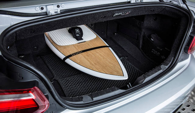 シートを倒してトランクスルーも可能だ