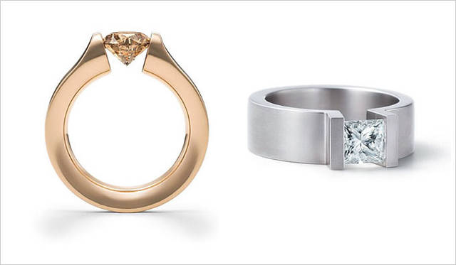 左／「The Niessing Ring Moments（ザ・ニーシングリング モーメンツ）」167万4000円、右／「The Niessing Ring Moments（ザ・ニーシングリング モーメンツ）」259万2000円