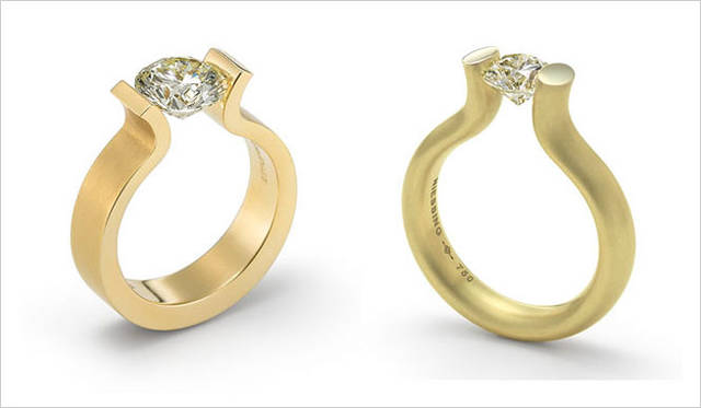 左／「The Niessing Ring Moments（ザ・ニーシングリング モーメンツ）」388万8000円、右／「The Niessing Ring Moments（ザ・ニーシングリング モーメンツ）」151万2000円