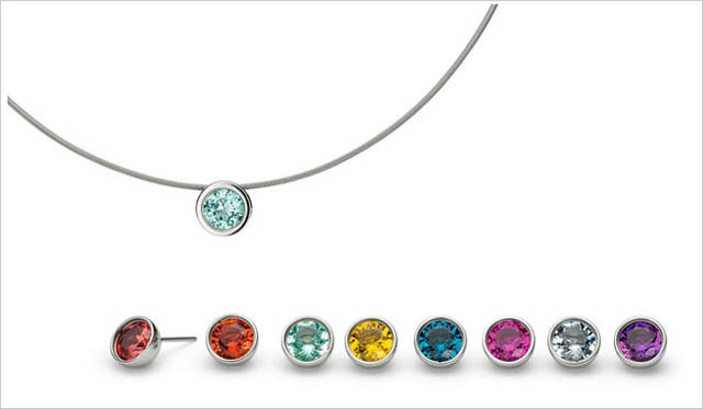 「Bowl（ボウル）」ペンダント　スティールステンレス×シンセティック 12mm 3万7800円、ピアス　スティールステンレス×シンセティック 9.5mm 6万8817円（直営店限定） 