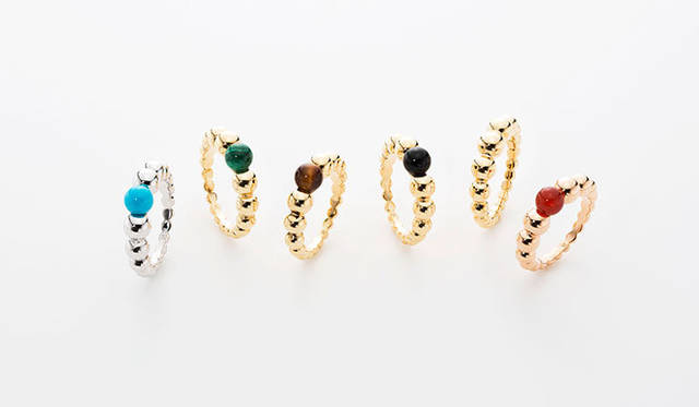 （左から）ターコイズ、マラカイト、タイガーズアイ、オニキス、イエローゴールド、カーネリアン