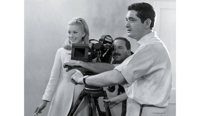 『シェルブールの雨傘』 撮影中のカトリーヌ・ドヌーヴとジャック・ドゥミ監督  © 1993 – Ciné-tamaris