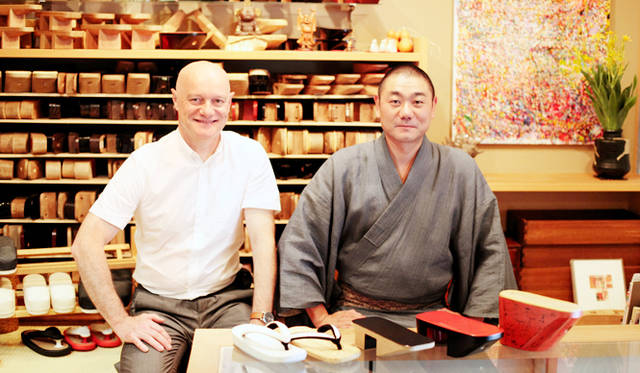<strong>JOHN LOBB｜ジョンロブ</strong>　左／ジョンロブ マスターラストメーカー　フランソワ・マドニーニ氏、右／老舗履きもの匠「祇園ない藤」5代目 内藤誠治さん