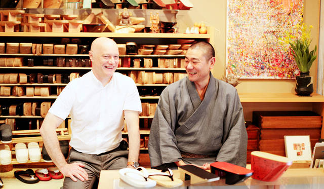 <strong>JOHN LOBB｜ジョンロブ</strong>　左／ジョンロブ マスターラストメーカー　フランソワ・マドニーニ氏、右／老舗履きもの匠「祇園ない藤」5代目 内藤誠治さん