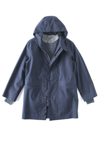 コート19万4400円、シャツ3万1320円、ニット4万2120円（すべてマーガレット・ハウエル）