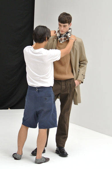 モデル撮影中のスタイリスト池田尚輝氏とモデル