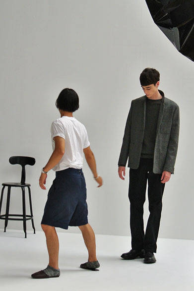 モデル撮影中のスタイリスト池田尚輝氏とモデル