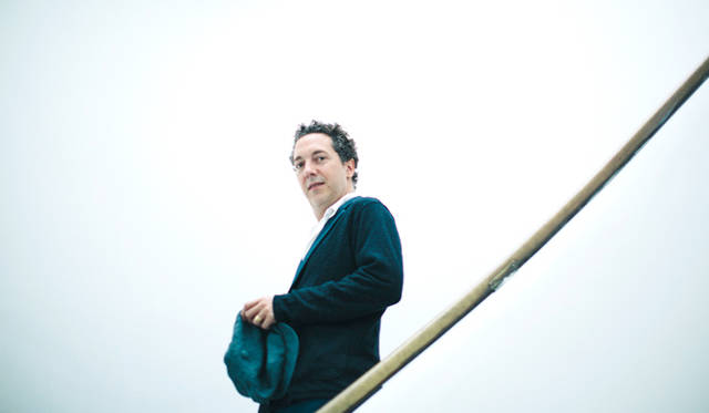 「ぼくが2役を演じわけることに、周りのスタッフは戸惑っていたみたい。特に母親を演じているときはそう。100％母親になりきっていないうちは、スタッフの前に顔も出さなかったからね。ただの扮装だって思ってほしくなかったんだ。ぼく自身は扮装しているつもりは微塵もなくて、母親を全身で体現していたわけだから」