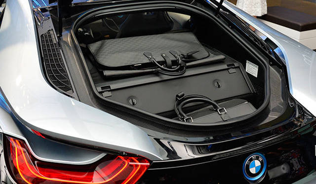 BMW i8専用のルイ・ヴィトンのバッグ