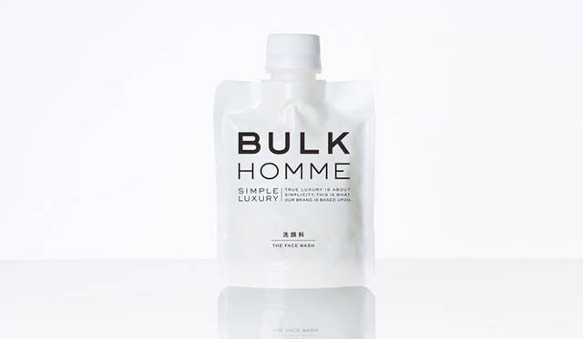 <strong>BULK HOMME｜バルクオム</strong>　きめ細やかに泡立つテクスチャーの生せっけんを使用し、肌に低刺激なのにしっかりと落ちる機能性と、とろけるような泡の触感を感じられる使用感を両立。「THE FACE WASH」（洗顔料）2160円
