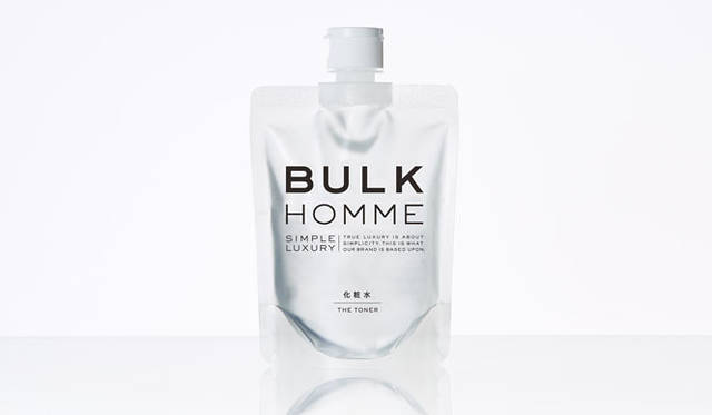 <strong>BULK HOMME｜バルクオム</strong>　シェービング後の敏感になっている肌でも刺激を感じないように、メントールやエタノールなどの清涼成分を不使用。わずかなとろみが肌を優しく包み込み、豊富な美容成分を浸透させる。「THE TONER」（化粧水）3240円