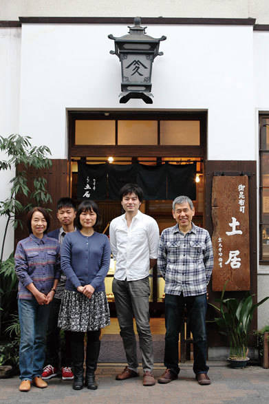 大阪・空掘商店街にある「こんぶ土居」の一家。