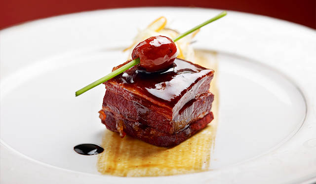 「帆立貝のタルタル ポルチーニとパルメザンサラダと共に」（パオロ・ペロシ氏の料理）