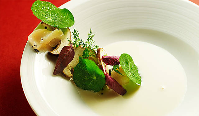 「鹿児島産ポークリブの煮込み 氷砂糖と共に」（スティーブン・ン氏の料理）