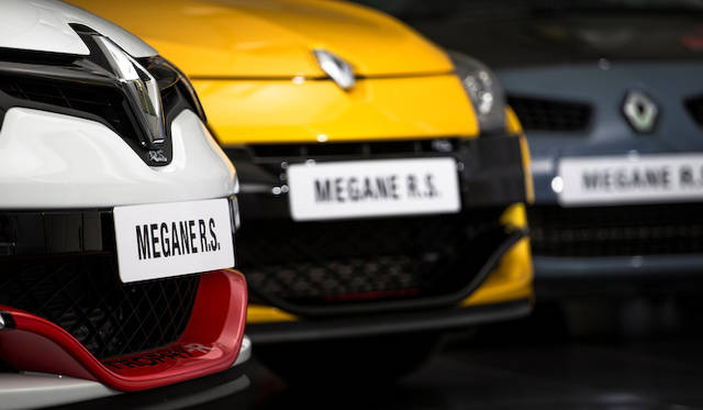renault_megane_rs_torophy_090 ニュルブルクリンクで記録を樹立してきた、歴代のメガーヌR.S.たち。左から、今回の「メガーヌ R.S. トロフィーR」、中央がフェイスリフト前の「メガーヌ R.S.」、右はモデルチェンジ前の「メガーヌ R26.R」