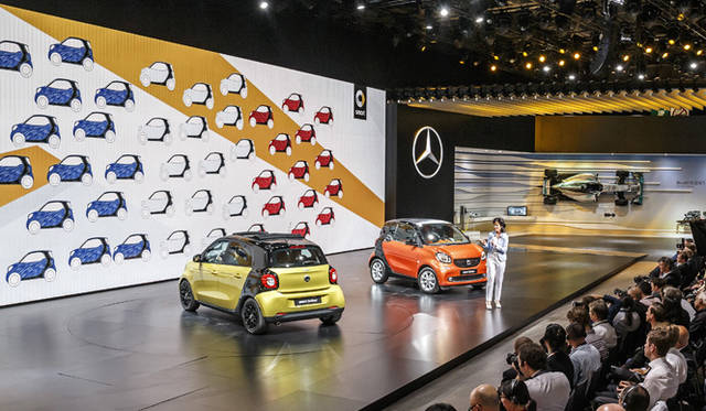 Smart forfour｜スマート フォーフォー（手前）<br />Smart fortwo｜スマート フォーツー（奥）