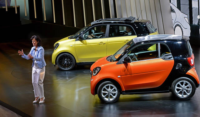 Smart forfour｜スマート フォーフォー（奥）<br />Smart fortwo｜スマート フォーツー（手前）