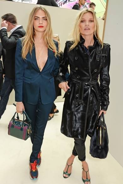 （左より）Cara Delevingne & Kate Moss｜カーラ・デルヴィーニュ＆ケイト・モス　（バーバリー プローサムの会場・ロンドン）