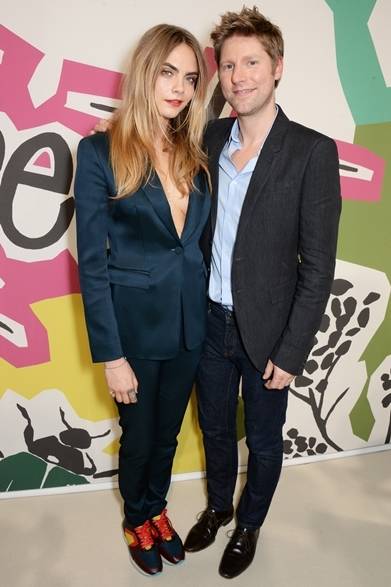 （左より）Cara Delevingne & Christopher Bailey｜カーラ・デルヴィーニュ＆クリストファー・ベイリー　（バーバリー プローサムの会場・ロンドン）