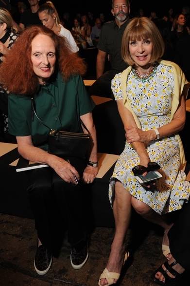(左より）Grace Coddington & Anna Wintour｜グレイス・コディントン＆アナ・ウィンター （ダナ キャラン ニューヨークのフロント ロー・ニューヨーク）