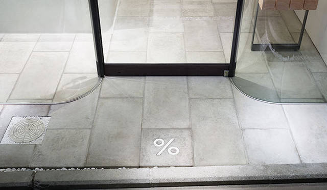 入口には店名につく%の記号が施されている　photo Takumi Ota