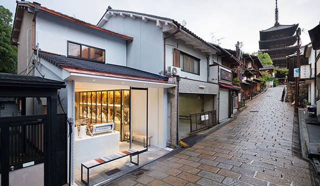 東山のシンボルである八坂の塔の下にある「アラビカ京都」　photo Takumi Ota