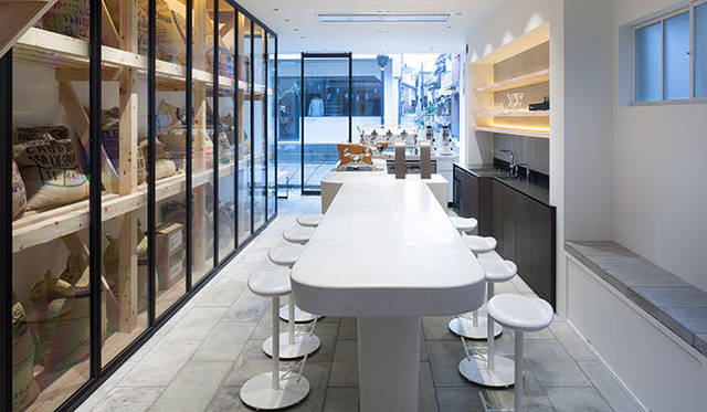 店内のデザインは、東京のスペースデザインユニットPUDDLE Inc.（http://www.puddle.co.jp/works/) が担当<br />photo Takumi Ota