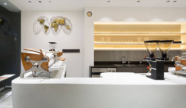 コーヒーの器具が設置されたカウンター　photo Takumi Ota