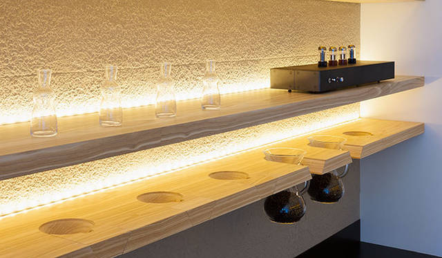 コーヒーの器具が並ぶウッドシェルフ　photo Takumi Ota