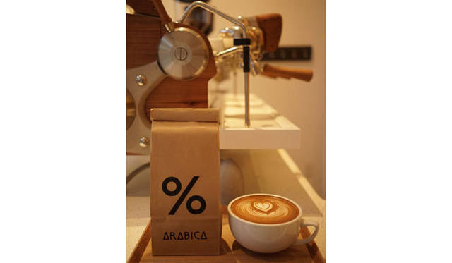 エスプレッソマシーンのスレイヤーを使ったカフェラテ（500円）  photo Takumi Ota