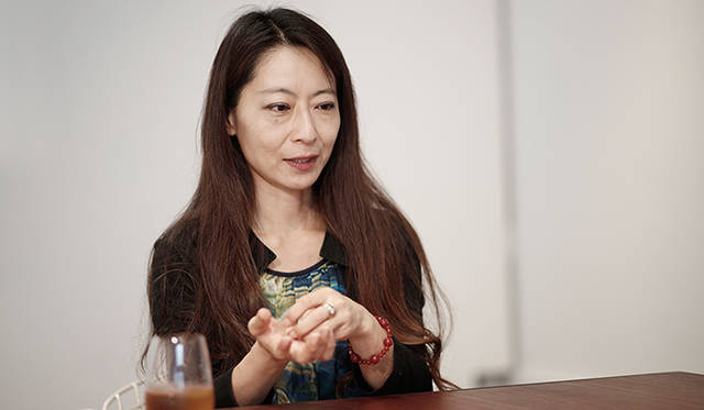 スピリチュアル ヒーラーの伊藤嶺花さんが、ゲストの創造力の源を鑑定