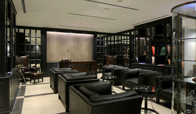 <strong>JOHN LOBB｜ジョンロブ</strong>　JAL羽田空港 ファーストクラスラウンジ「RED Suite」