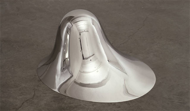 <strong>アニッシュ・カプーア</strong>（Anish Kapoor）「Untitled」（2004）Stainless steel　Photo by Kaoru Suzuki