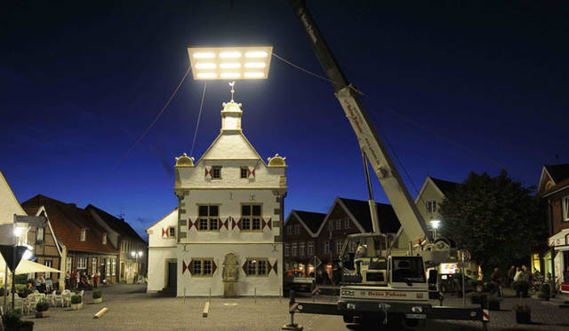 <strong>西野 達</strong>「天井灯／市役所」（2010/2013）　ライトジェットプリント　Courtesy of ARATANIURANO