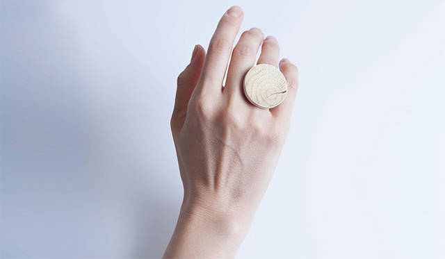 「DDDマーケット」参加予定の、STUDIO BYCOLOR（秋山かおり）のアクセサリー