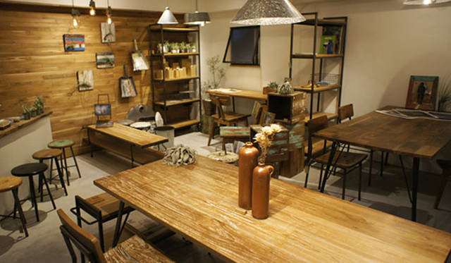 インド洋の島々でさまざまなシーンで使われてきた枕木、古民家、舟、ドラム缶などを使用。長い歴史や時間の経過を感じさせる、あたらしい木にはない味わい深い質感が魅力