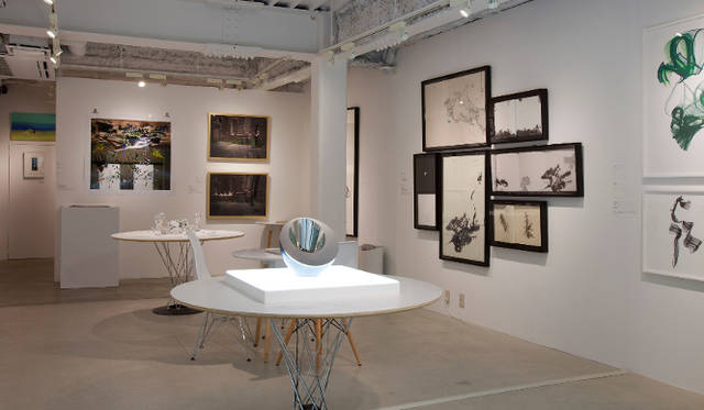 写真中央にあるのは谷川じゅんじ氏が老舗玉川堂とコラボレーションした鎚起和器「月」