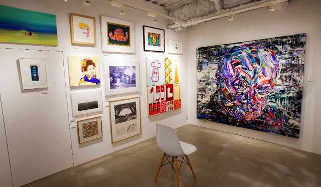 WALLS TOKYO所有の作品は奥のスペースにて展示