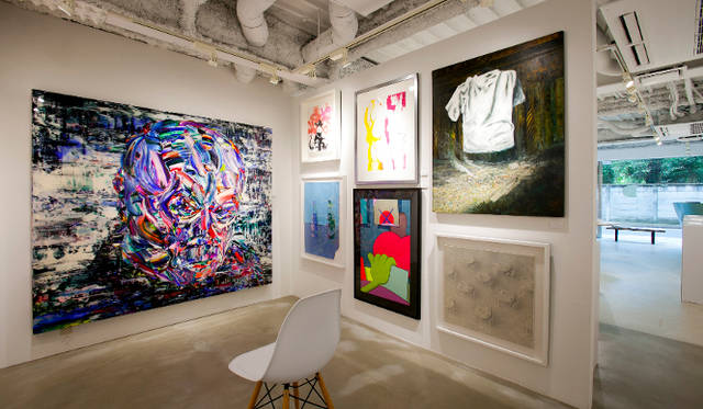 作品によっては、見るだけでなく購入することも可能 