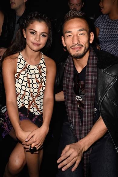 （左より）Selena Gomez & Nakata Hidetoshi｜セレーナ・ゴメス＆中田英寿　（ルイ・ヴィトンの会場・パリ）
