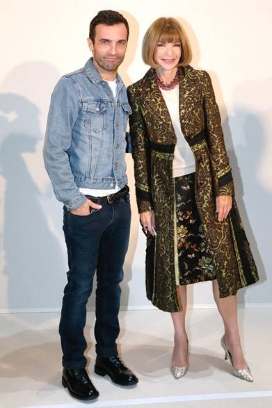 （左より）Nicolas Ghesquiere & Anna Wintour｜ニコラ・ジェスキエール＆アナ・ウィンター　（ルイ・ヴィトンの会場・パリ）