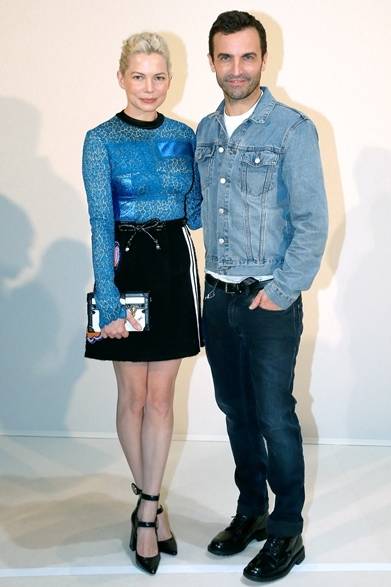 （左より）Nicolas Ghesquiere & Michelle Williams｜ニコラ・ジェスキエール＆ミシェル・ウィリアムズ　（ルイ・ヴィトンの会場・パリ）