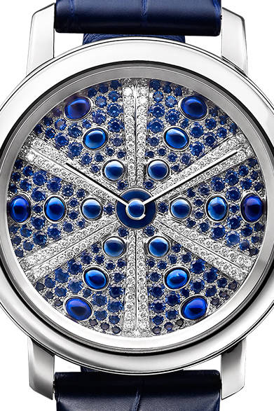 自動巻き、18KWGケース、ダイヤモンド、ブルーサファイア、アリゲーターストラップ、ケース径41mm、1031万4000円<br /><br />ブシュロン カスタマーサービス<br />Tel. 03-5537-2203