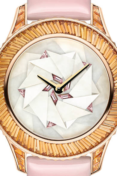 自動巻き、18KPGケース、ピンクサファイア、スペサタイトガーネット、MOPダイヤル、サテン&レザーストラップ、ケース径33mm、2257万2000円<br /><br />クリスチャン ディオール ディオール タイムピーシズ<br />Tel. 0570-200-088